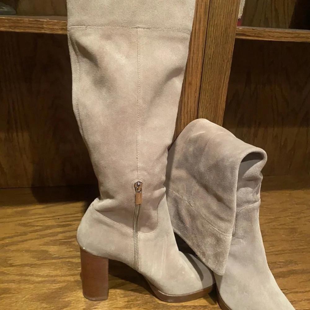 Michael Kors Elegant Beige Knee-High Women's Boots - Picture 1 of 16